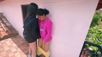 Amiga lesbiana metiendo sus dedos en la vagina caliente de su novia