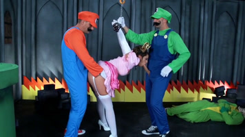 Mario y Luigi se cogen a la Princesa Peach