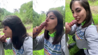 Linda Brasileña mamando una verga dura en el campo al aire libre