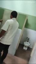 Autoridades de la escuela pillan a estudiantes cogiendo en el baño