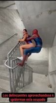 SPIDERMAN TENIENDO SEXO EN LAS ESCALERAS