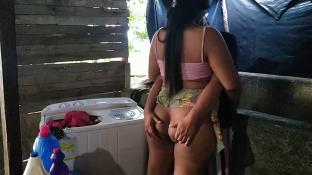 Lesbianas latinas tienen sexo en el lavadero del campo