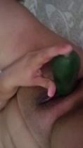Hermosa Latina cachonda se masturba viendo Porno