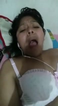 Flaca gritona se masturba bien rico con un pepino 