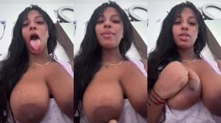 Venezolana de enormes tetas le encanta tragar leche 