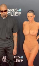 Esposa de Kanye West se desnuda